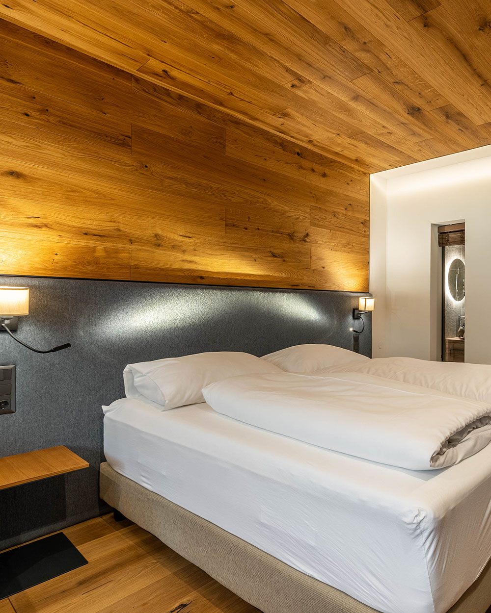 Doppelbett in modernem Zimmer