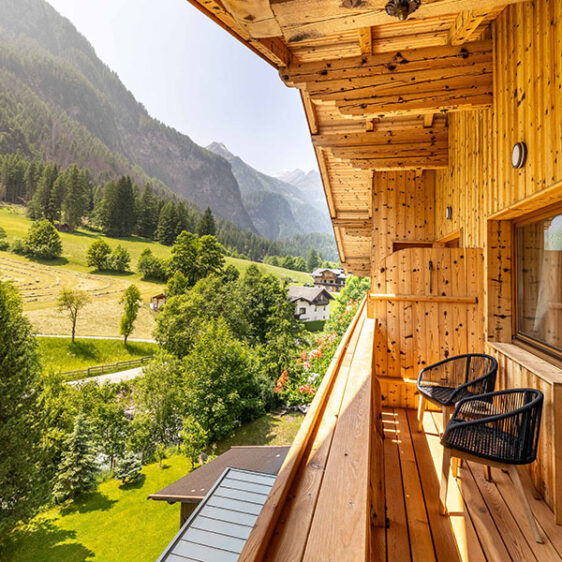 Balkon mit Aussicht auf Wiesen und Berge