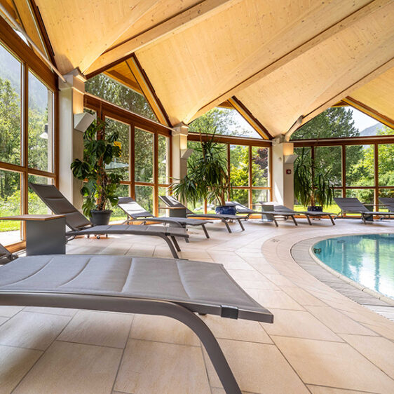 Pool mit Liegestuhl daneben