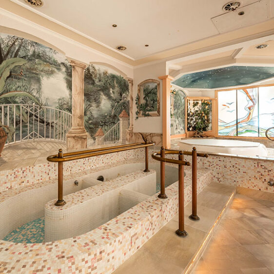 Wellnessbereich mit Wirlpool und Kneipbecken