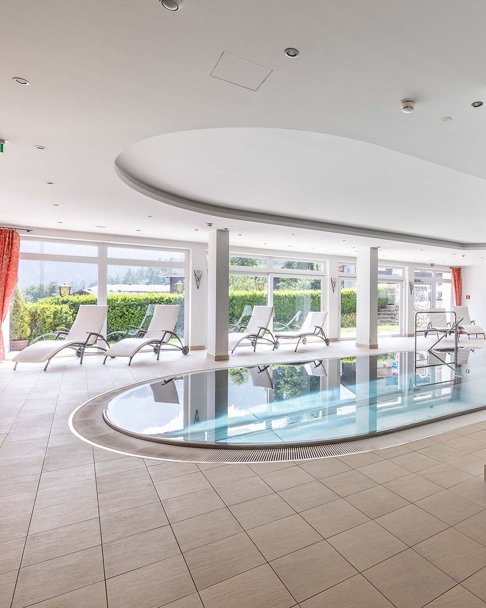 Pool mit Liegestühlen im Hintergrund