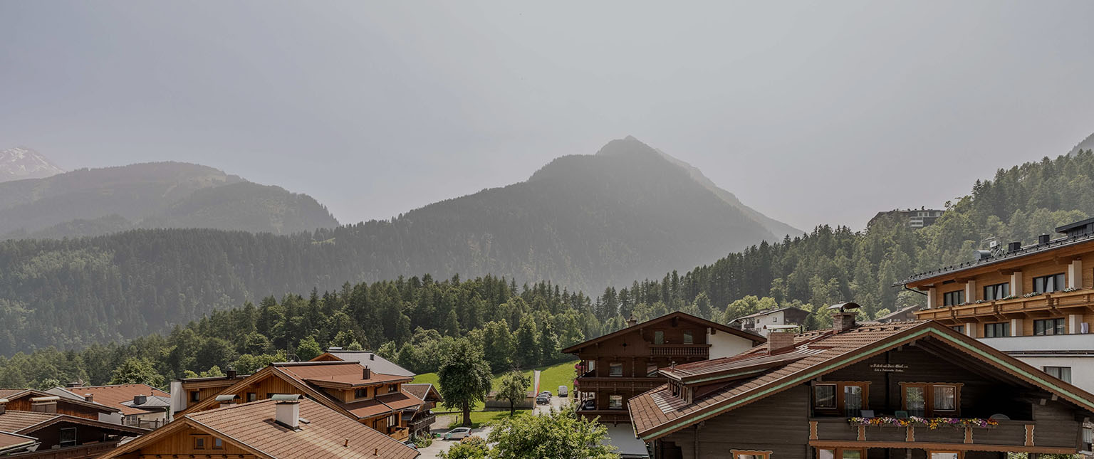 Aussicht auf Berge vom Balkon
