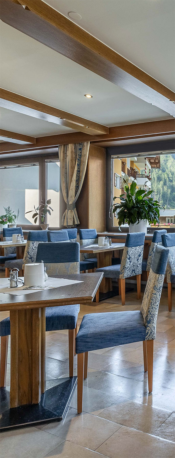 Frühstücksraum mit Tischen und Stühlen