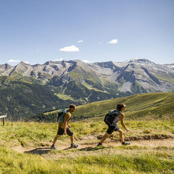 zwei Menschen die in den Bergen wandern