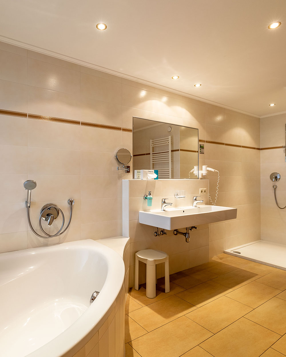 Badezimmer mit großer Badewanne