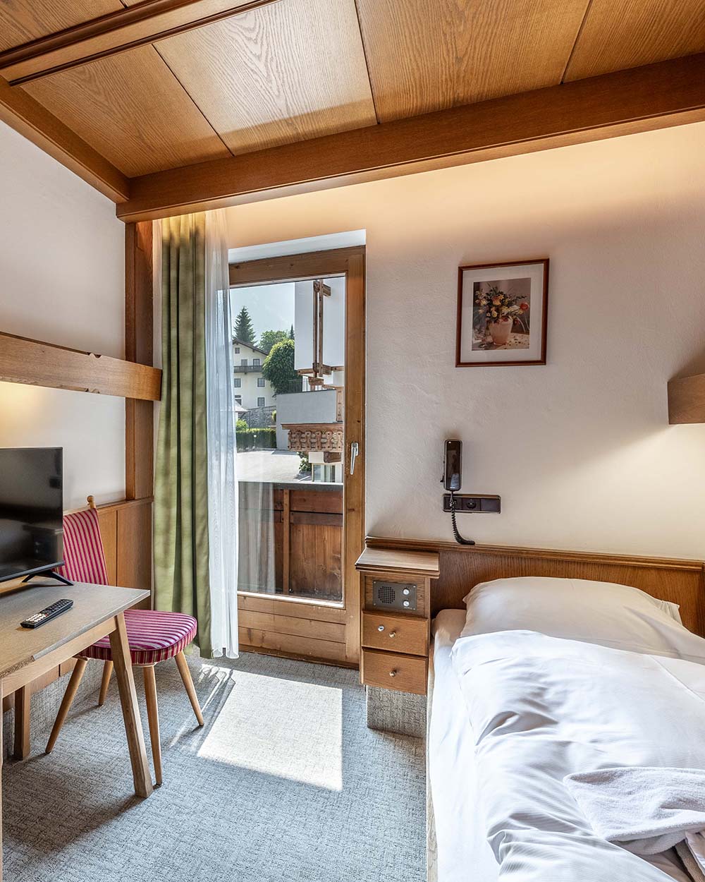 Zimmer mit Einzelbett und Fernseher