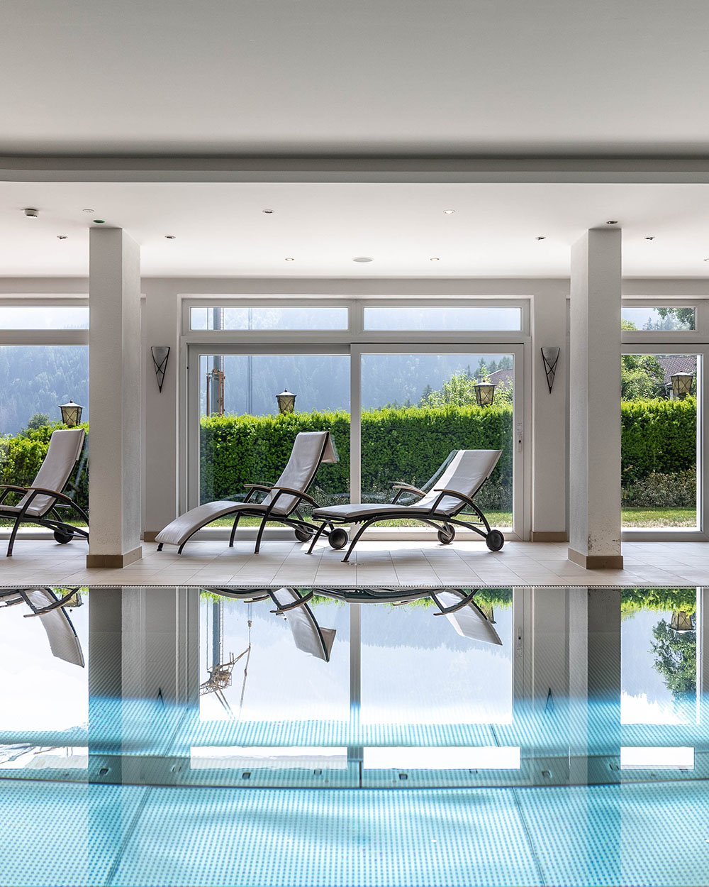 Nähere Ansicht des Pools mit Liegestühlen im Hintergrund